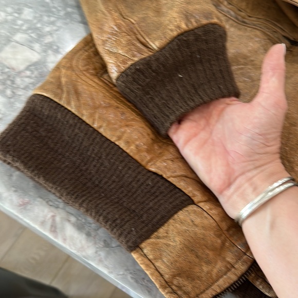 Men’s vintage brown leather bomber jacket - Picture 8 of 11